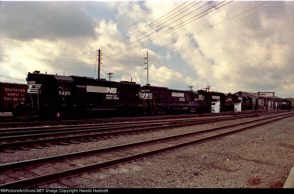 NS 5225 and others in Glenwood Yard